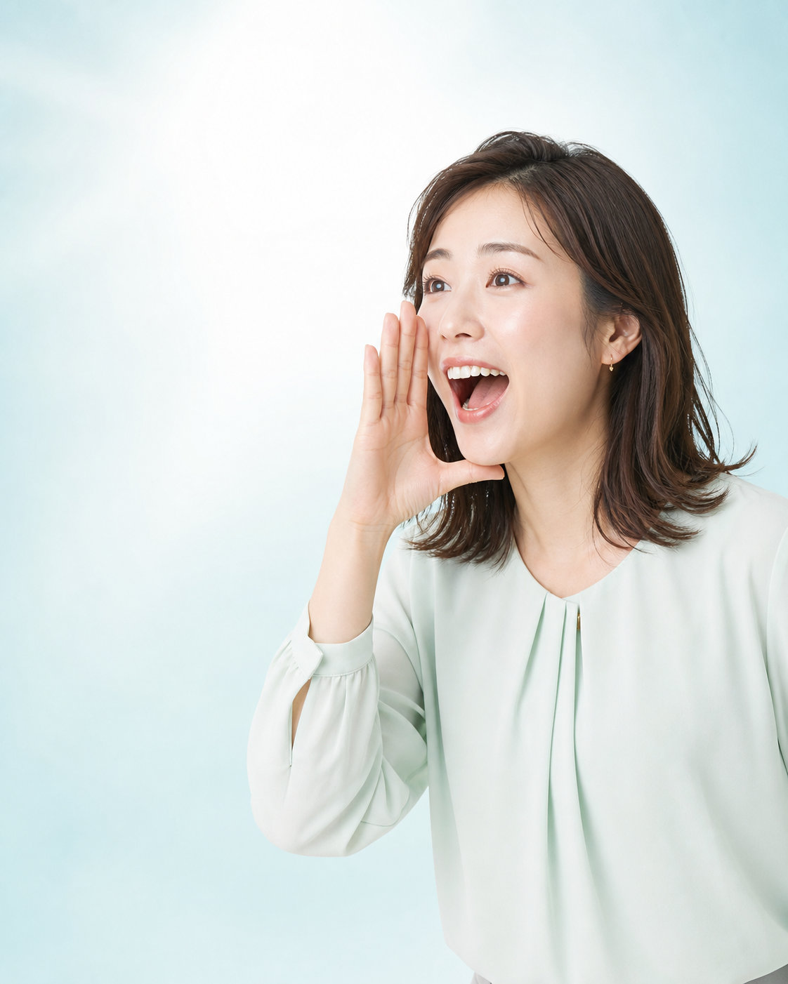 お得な情報を呼びかける女性